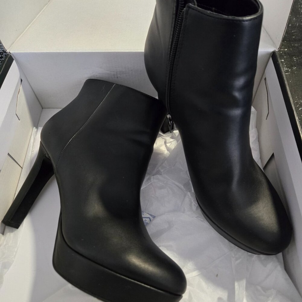 8.5 - Black Nine West Glowup3